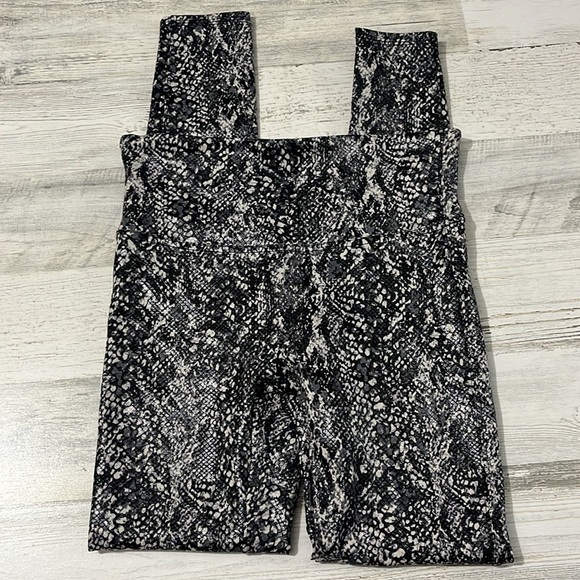 Spanx Snake Print Leggings Size Medium - Picture 3 of 11
